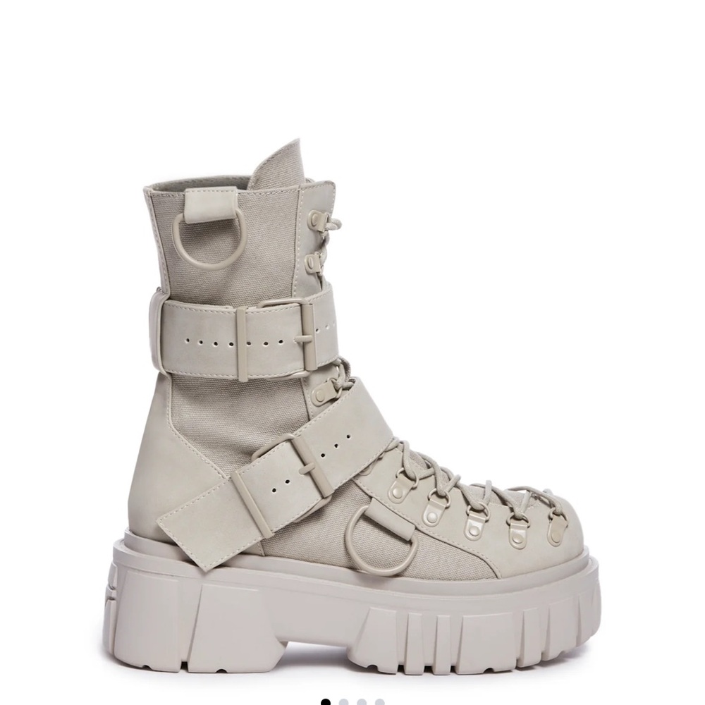 Dollskill 
Club exx platform boots